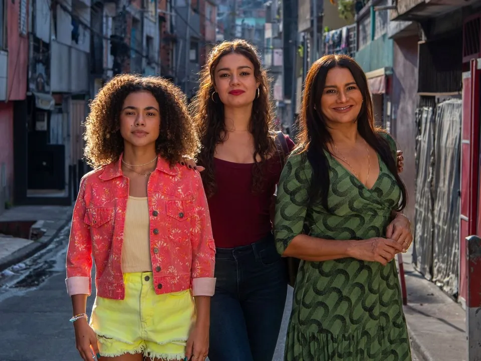 Gerluce (Sophie Charlotte) é filha de Lígia Maria das Graças (Dira Paes) e mãe de Joélly Maria das Graças (Alana Cabral)