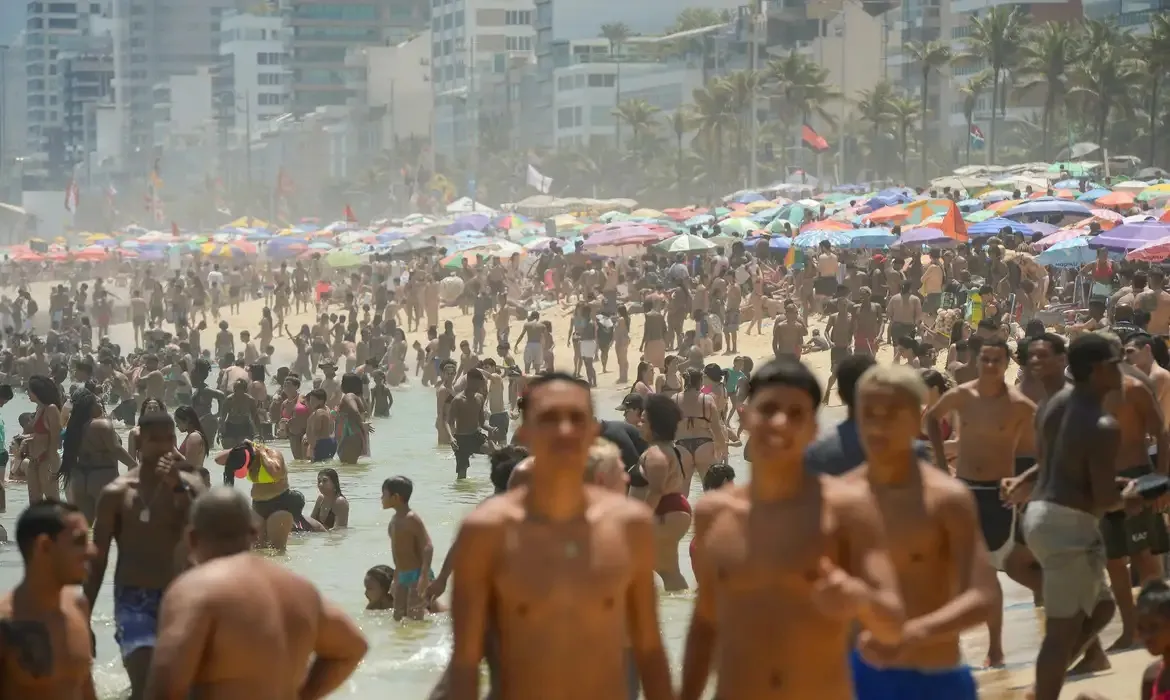 No Rio de Janeiro, máximas atingiram 41°C e o sistema de saúde municipal entrou em regime de sobrecarga