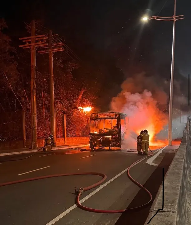 Ônibus foi incendiado nas imediações do Parque da Cidade