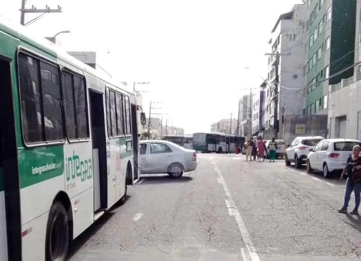 Segundo a Transalvador, que também esteve no local, as vias foram liberadas e a situação foi normalizada por volta das 16h