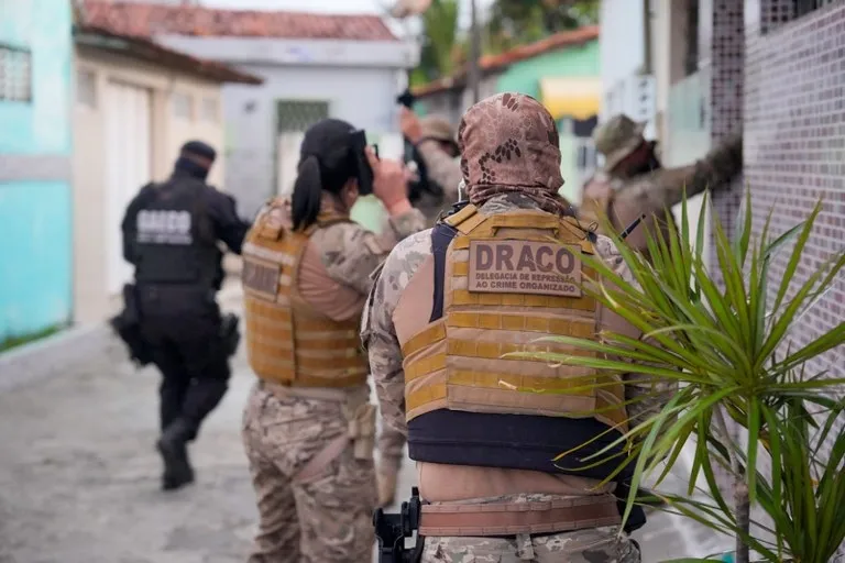 Estão sendo cumpridos 26 mandados de prisão preventiva e 32 mandados de busca e apreensão