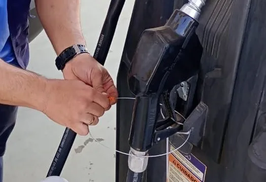 Bombas de postos flagrados em irregularidades foram lacradas