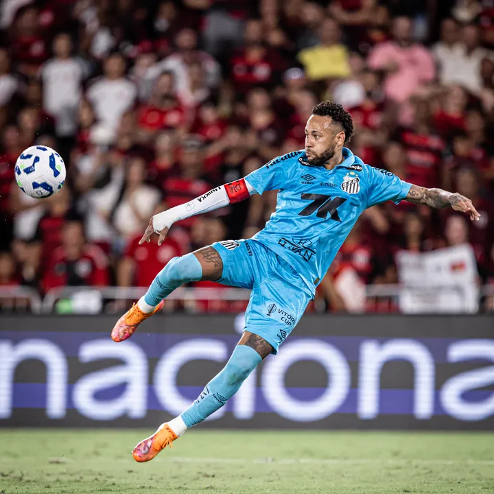 Neymar em ação contra o Flamengo pela Série A do Brasileirão