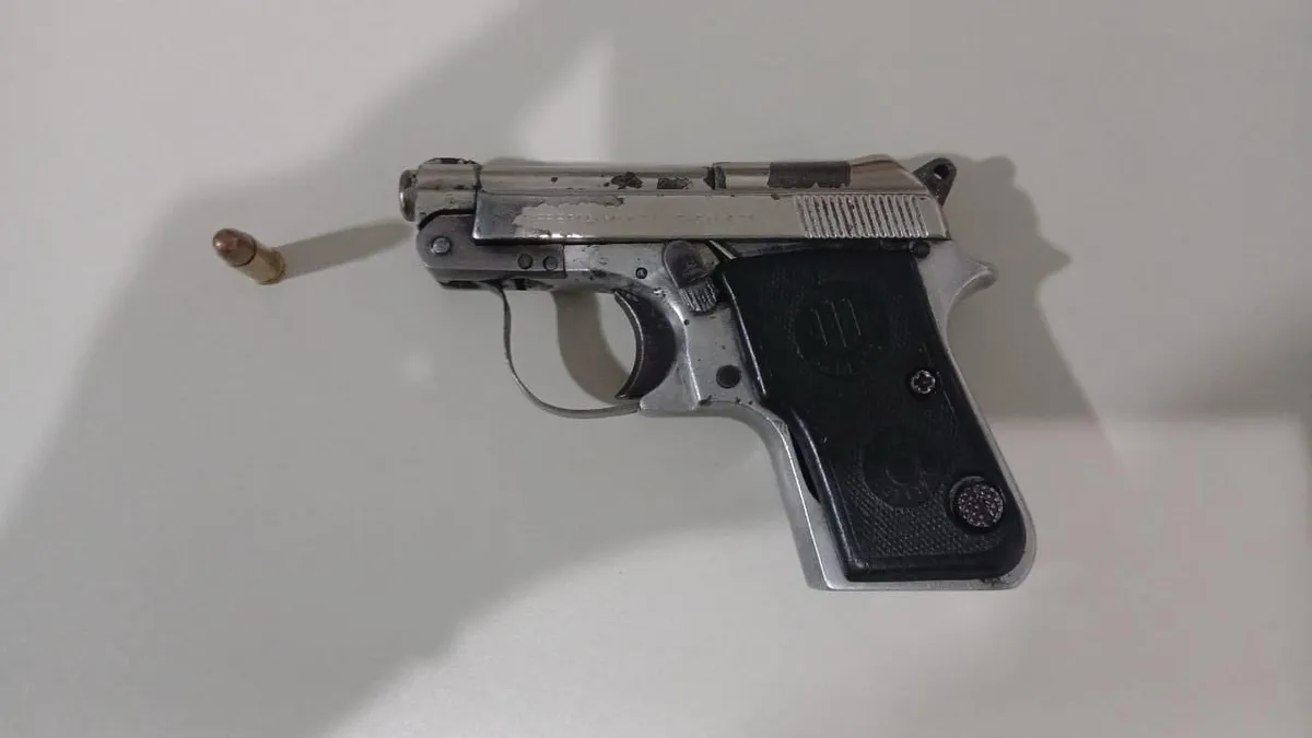 Pistola foi apreendida em poder de um homem durante uma festa paredão