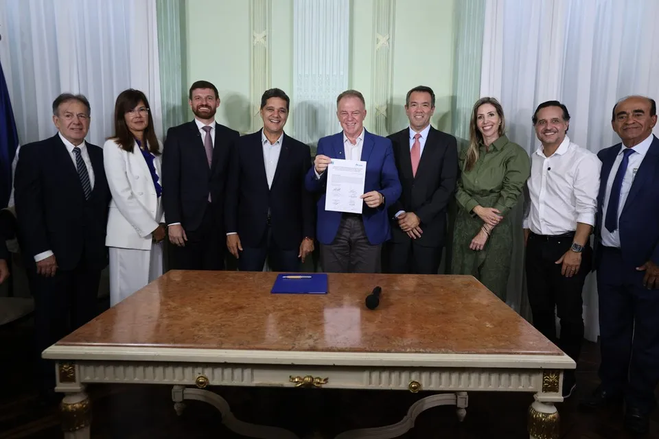 Governador Renato Casagrande exibe contrato que vai beneficiar 43 municípios no Espírito Santo