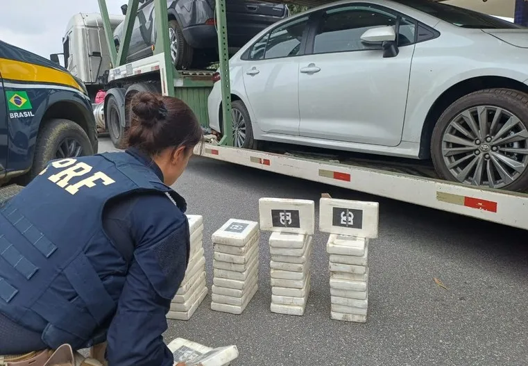 Motorista disse aos policiais que não o sabia que estava transportando as drogas