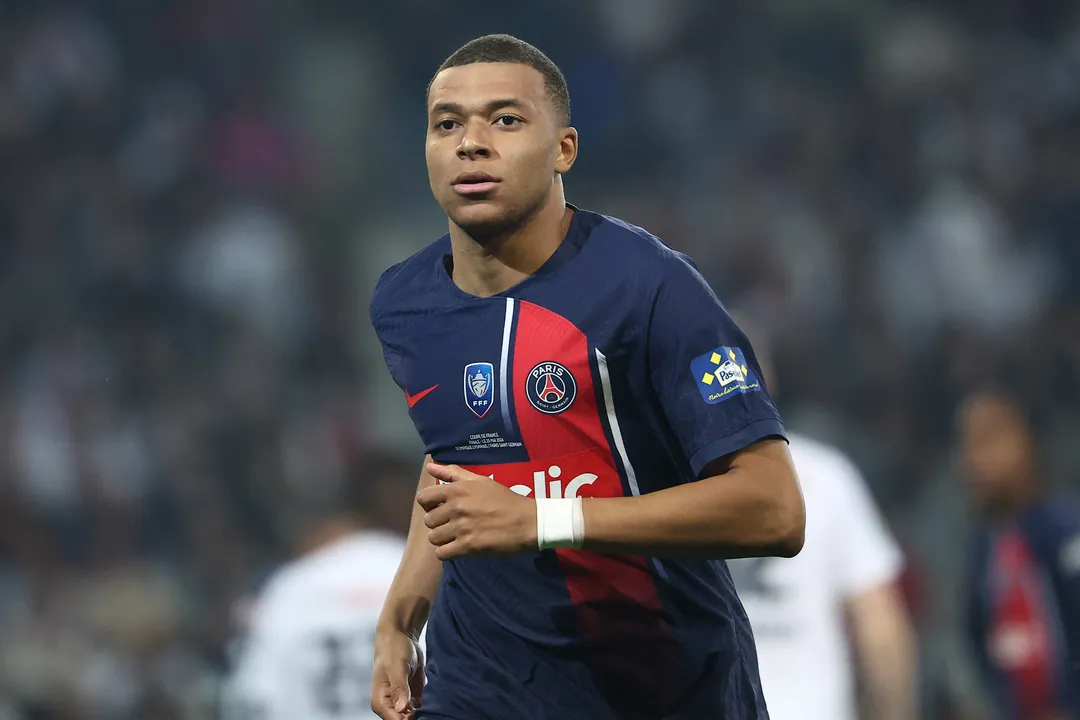 PSG acusa Mbappé de deslealdade e prejuízos bilionários, revelando ocultação de decisão sobre contrato e iniciando disputa judicial com o atacante.