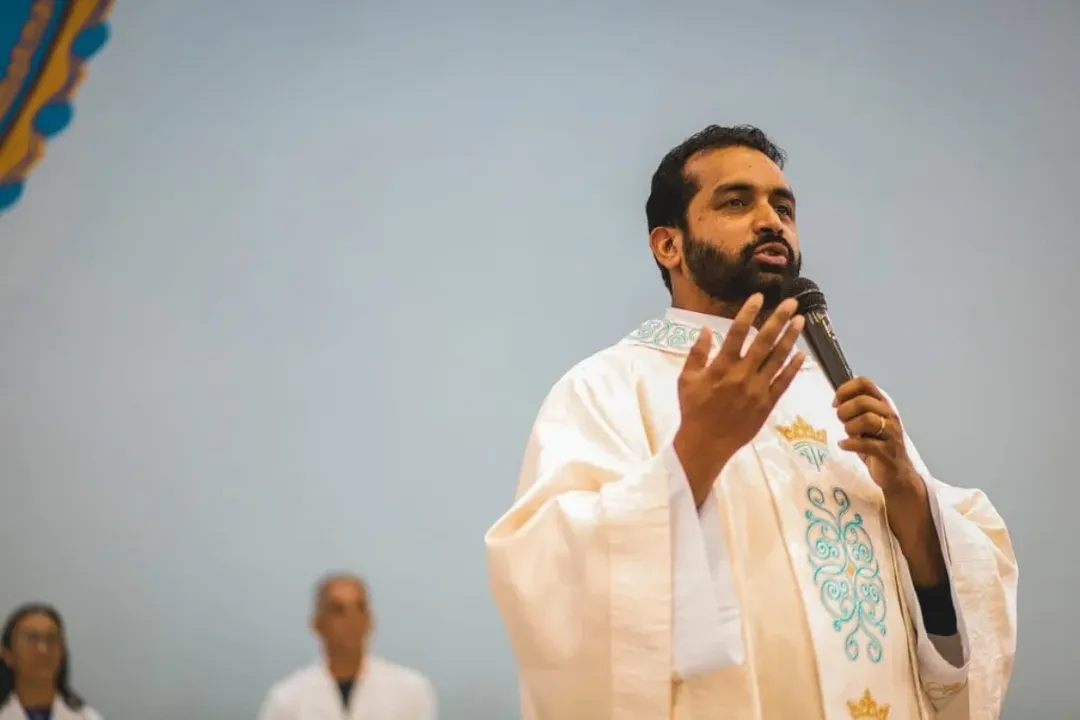 O padre Binu Joseph Chollackal
