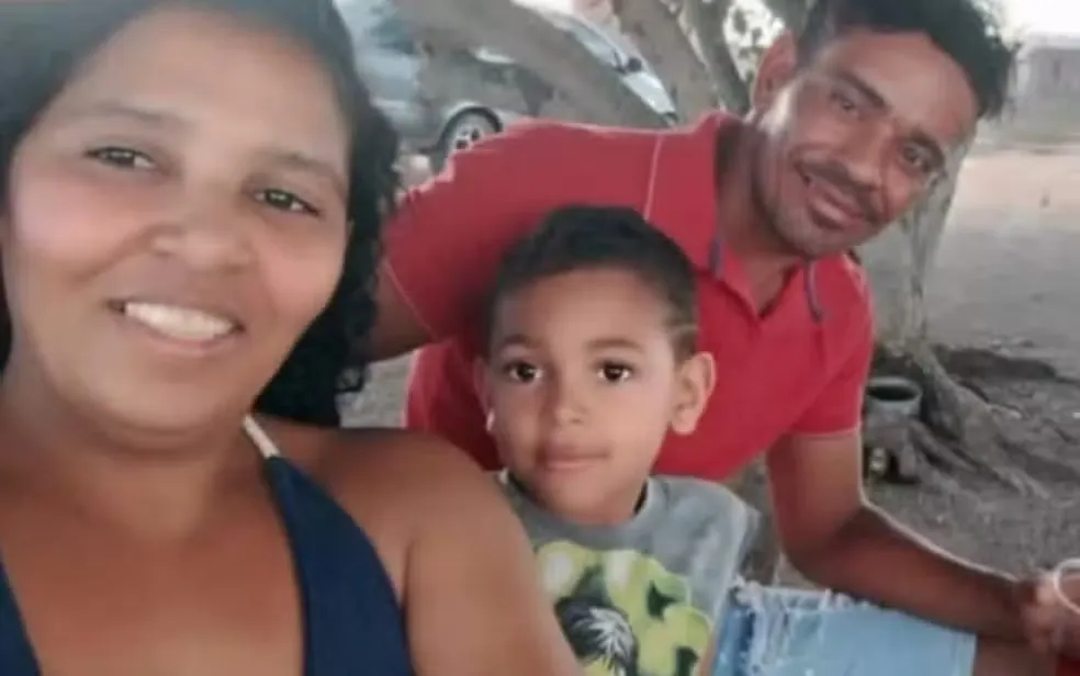Pai, mãe e filho estavam em um veículo que bateu de frente contra um caminhão