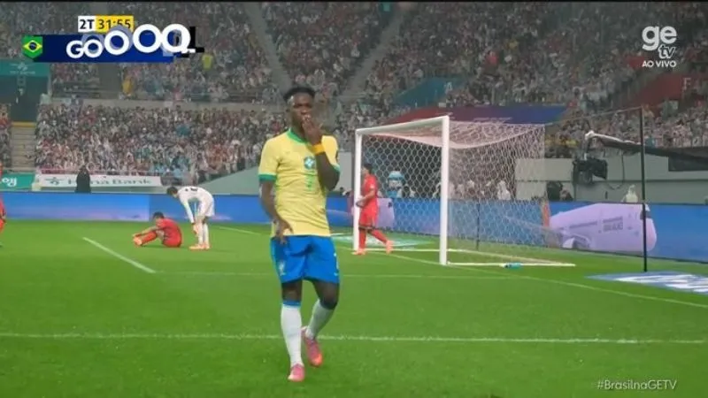 Imagem ilustrativa da imagem Para Virginia? Vini Jr. faz gol e manda beijo após goleada; assista