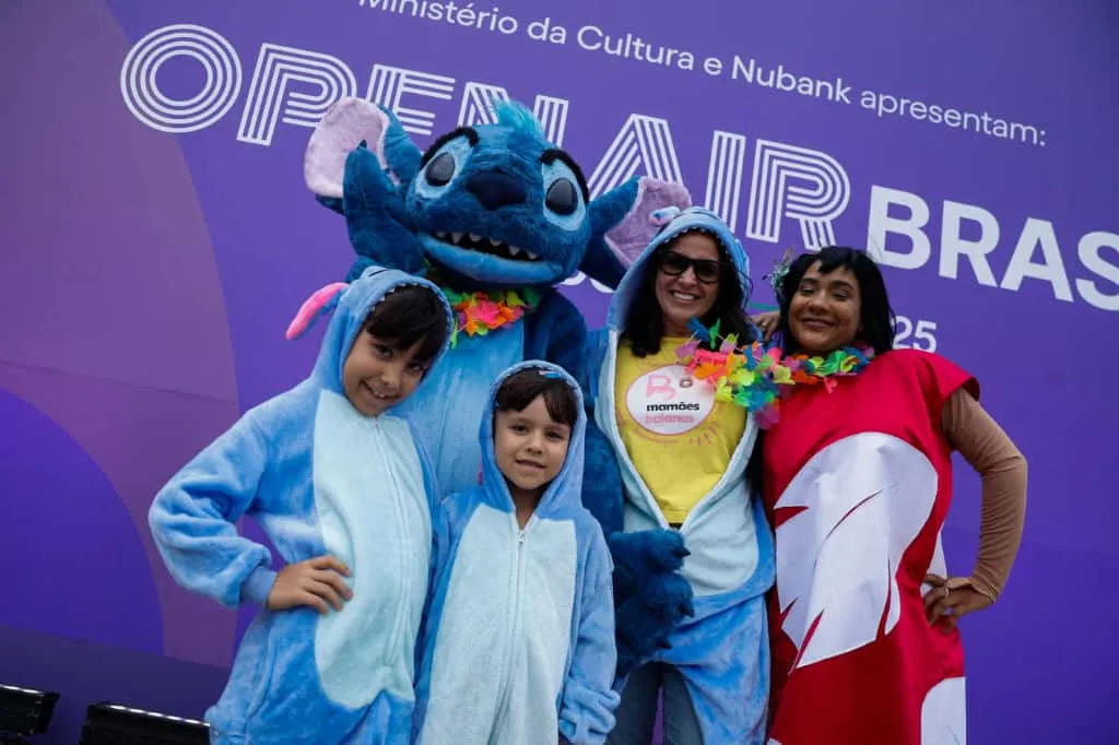 Família tirando foto com Stitch no Open Air Brasil