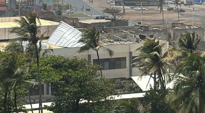Teto de escola cai por conta de fortes ventos