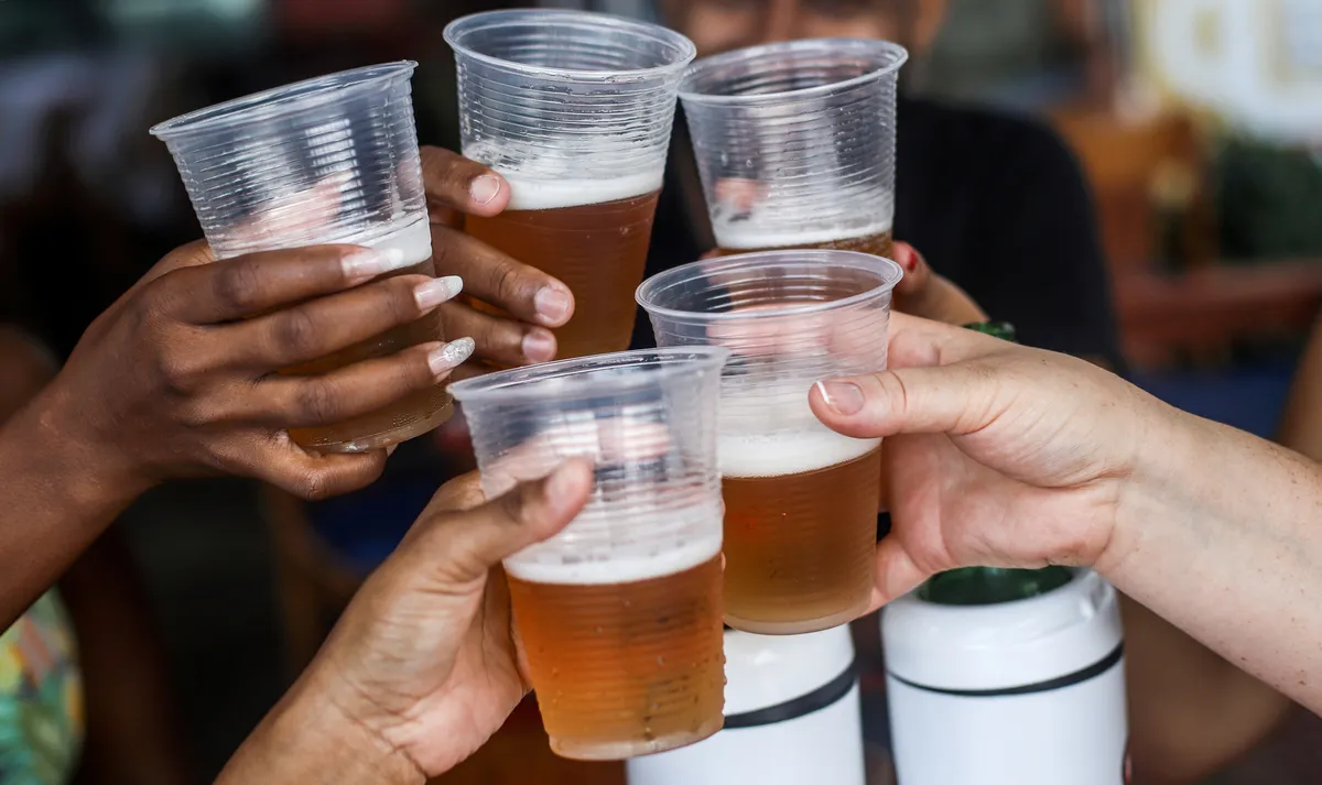 Na foto: Copos com cerveja brindando