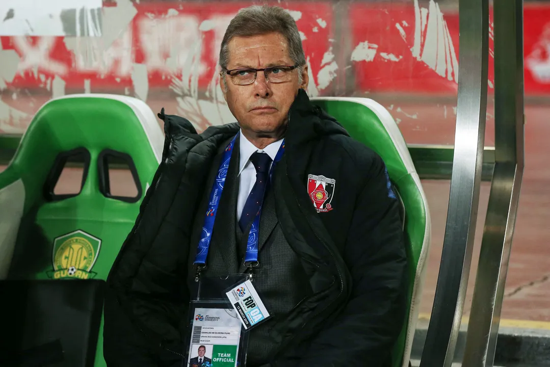 Após climão com Ancelotti, Oswaldo de Oliveira esclarece fala e nega pedido de desculpas, afirmando que sua declaração foi tirada de contexto.