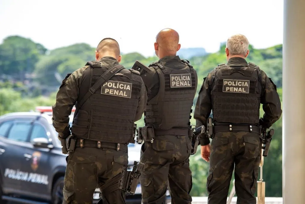 A carreira de agente penal oferece estabilidade, benefícios e oportunidades de crescimento profissional