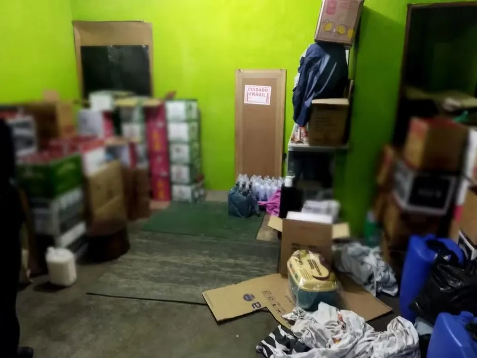 Imagem ilustrativa da imagem Polícia desmantela fábrica clandestina ligada a mortes por metanol