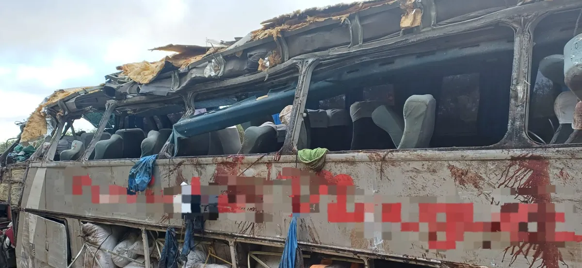 Ônibus completamente destruído após tombar na BR-423