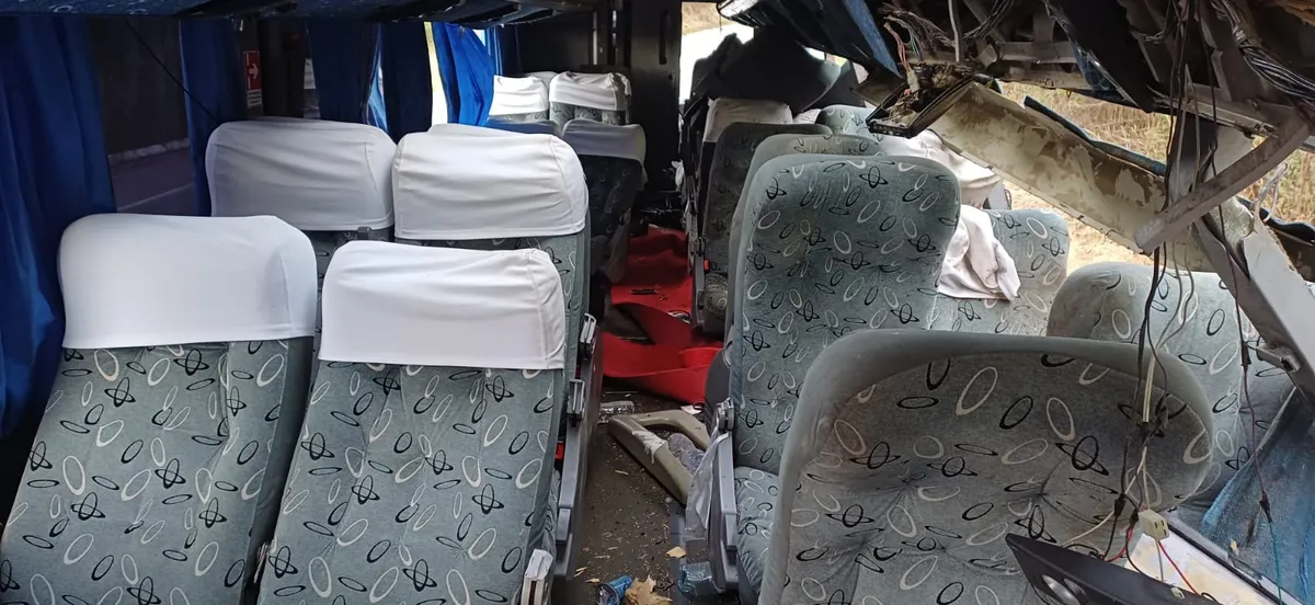 Ônibus completamente destruído após acidente na BR-423