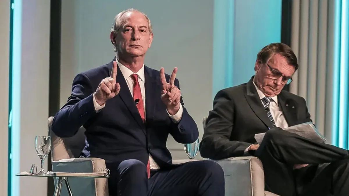 Ciro Gomes ao lado de Bolsonaro durante debate em 2022