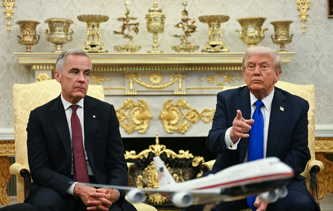 O presidente dos EUA, Donald Trump, se reúne com o primeiro-ministro canadense, Mark Carney, no Salão Oval da Casa Branca, em Washington, D.C., em 7 de outubro de 2025.