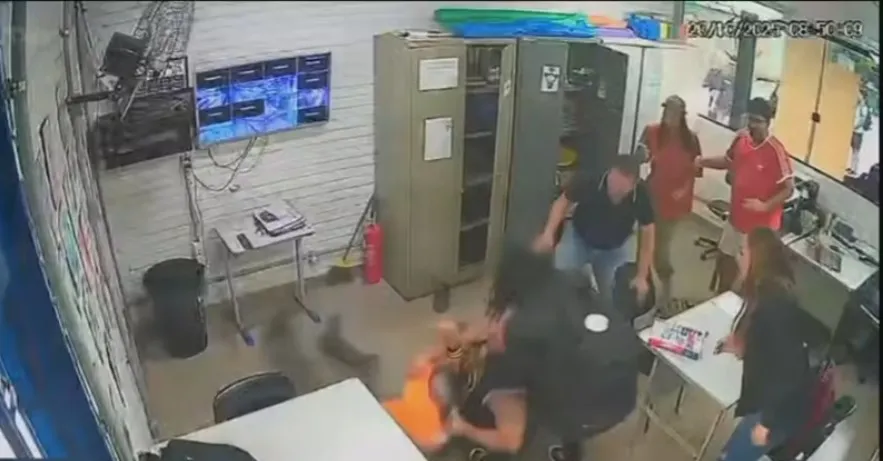 Professor ficou com olho roxo e hematomas nas costas