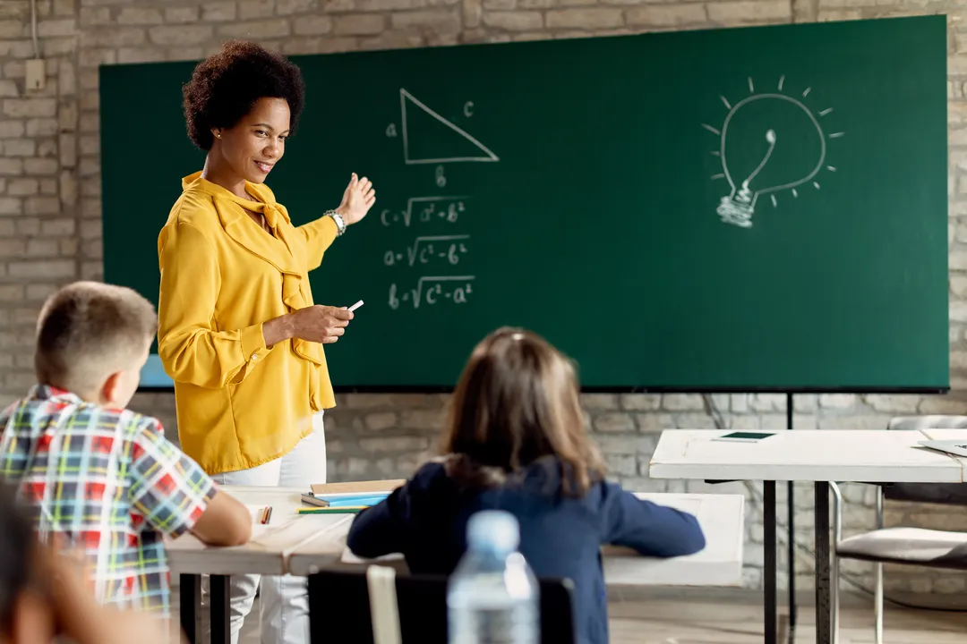 Professora em sala de aula (ilustração)