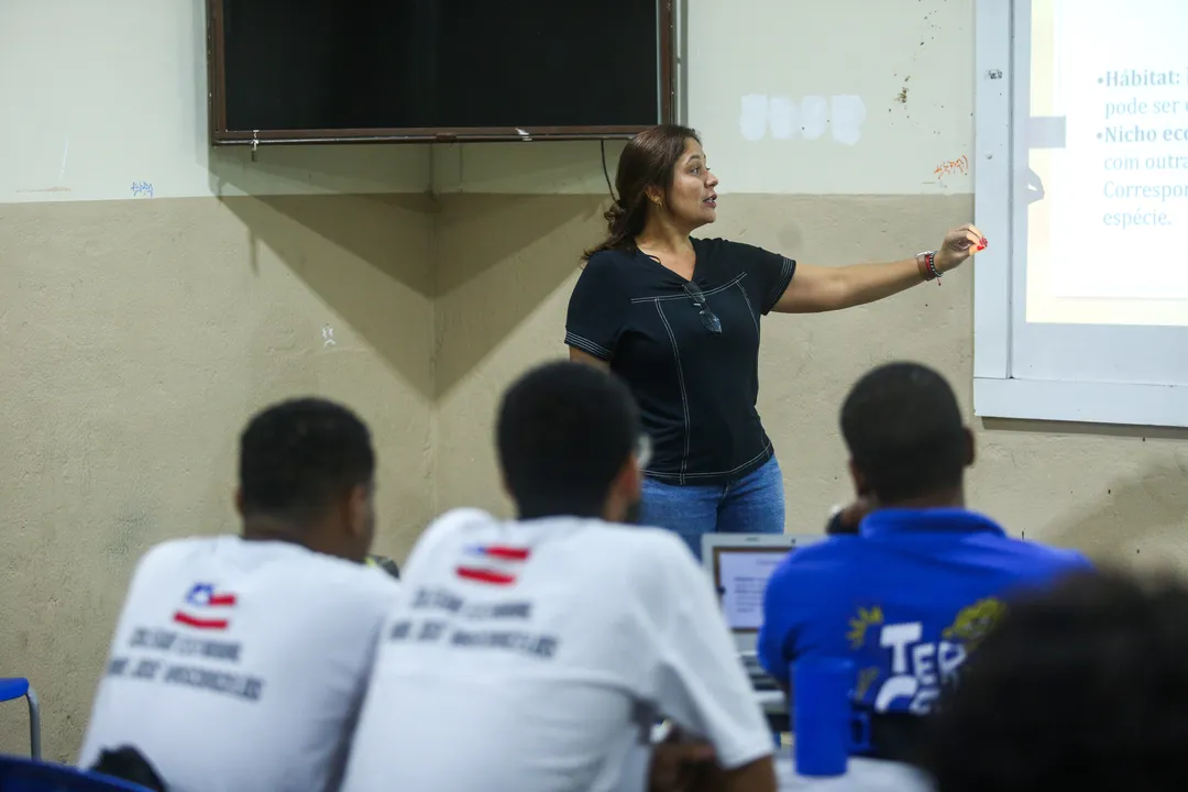 Professor está à disposição do empregador também no intervalo.