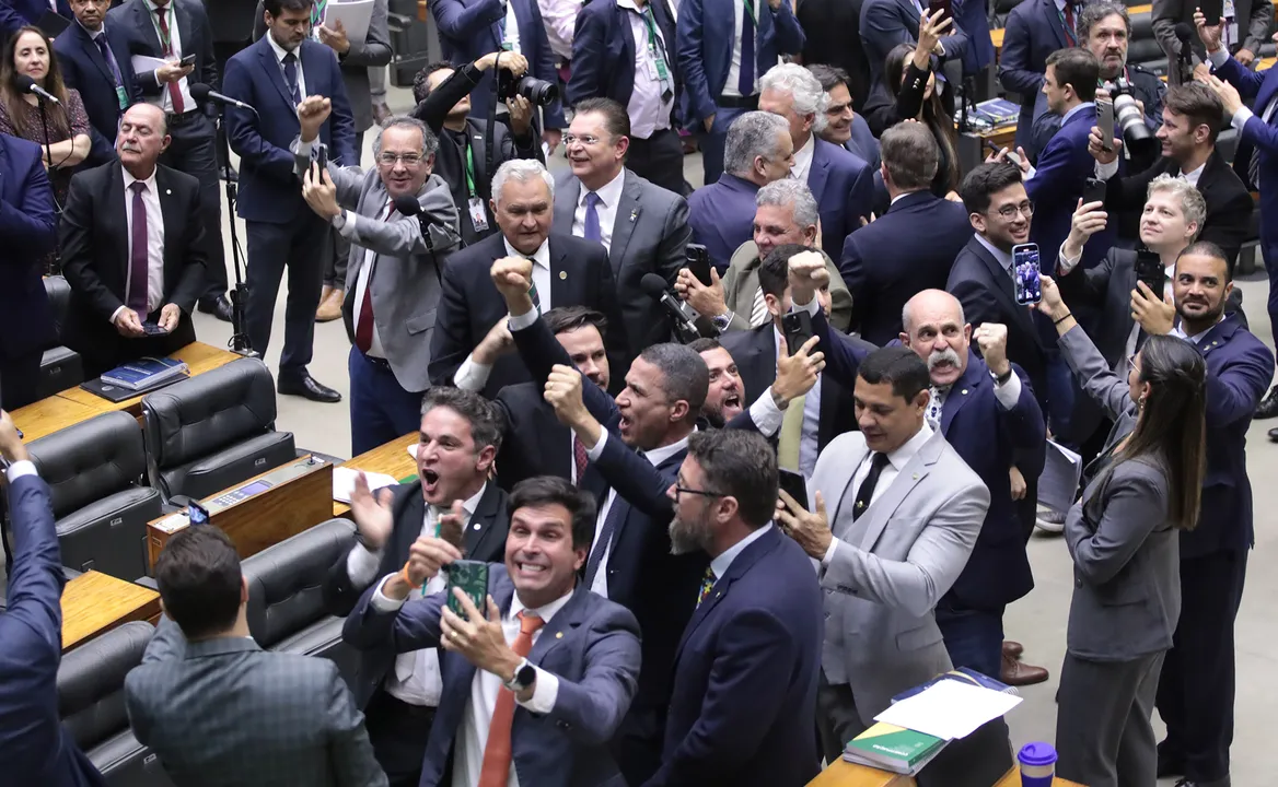 Deputados da oposição comemoraram aprovação da matéria.