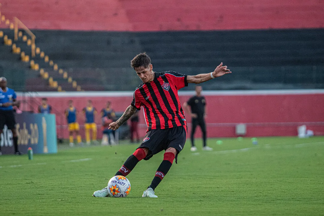Imagem ilustrativa da imagem Promessa argentina marca e Vitória vence na estreia da Copa Atlântico