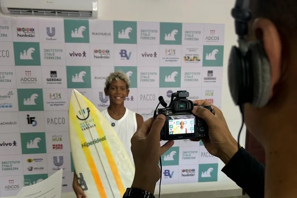 Jovem surfista Davi Lucca realiza sonho ao conhecer Ítalo Ferreira