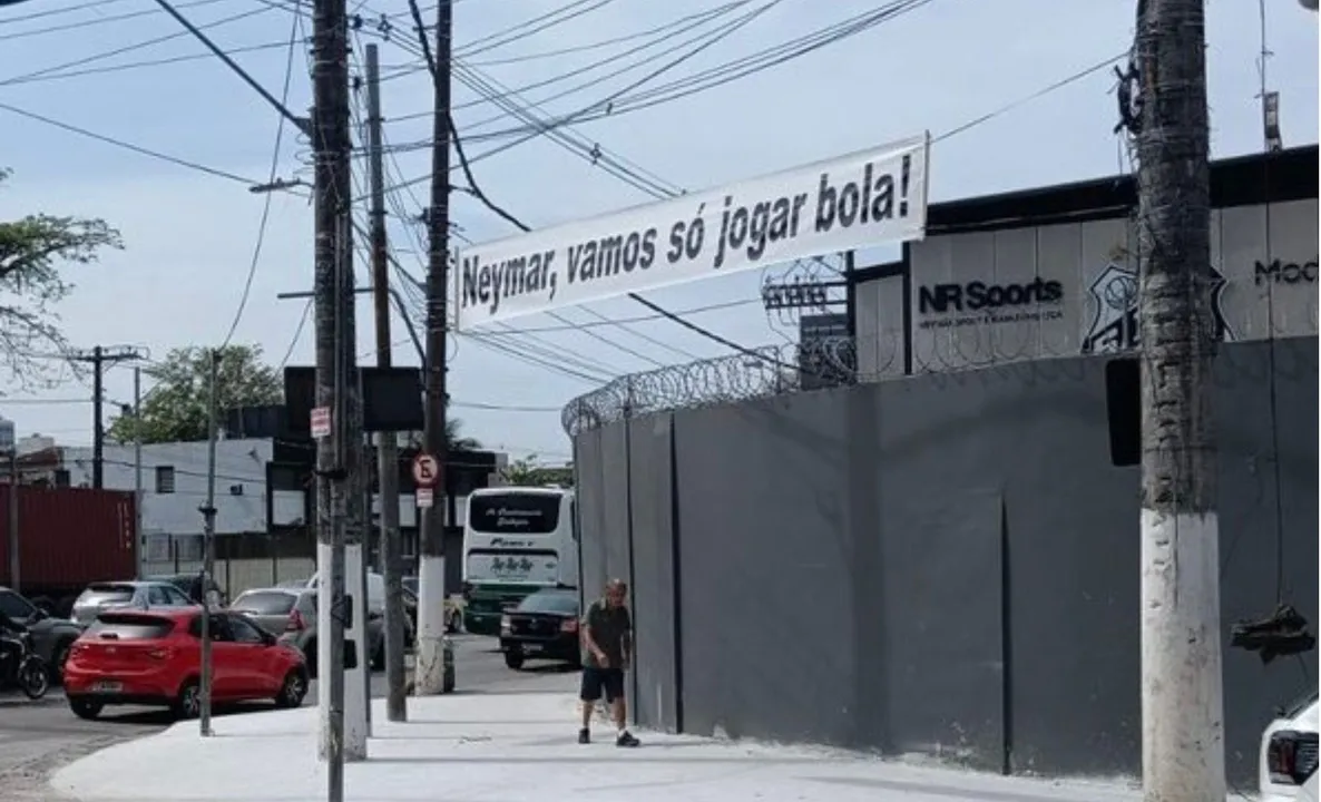 Faixa deixada por torcedores no CT do Santos