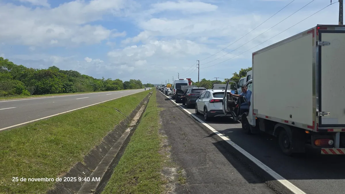 Imagem ilustrativa da imagem Protesto por instalação de UPA em Barra de Pojuca interdita BA-099