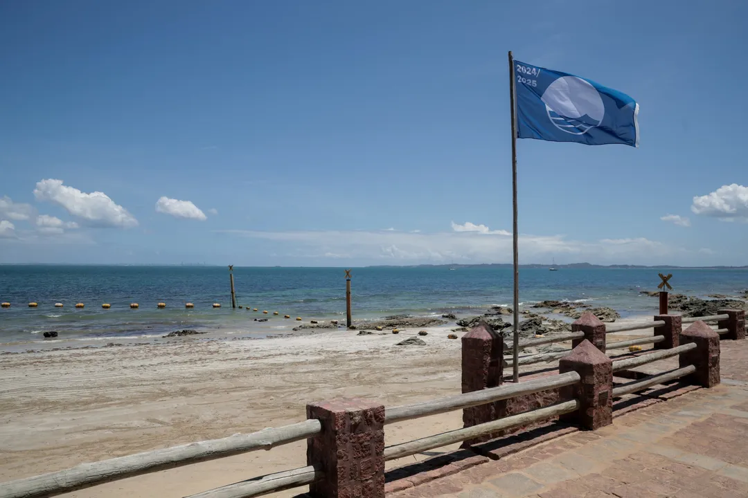 SALVADOR/PORTAL/POLÍTICA
Cerimônia de hasteamento da Bandeira Azul na Praia da Ponta de Nossa Senhora de Guadalupe,  localizada na parte norte da Ilha dos Frades, Salvador, Bahia, pela Fundação Baía Viva.

Foto: Uendel Galter/ Ag A Tarde

Data: 02/11/24