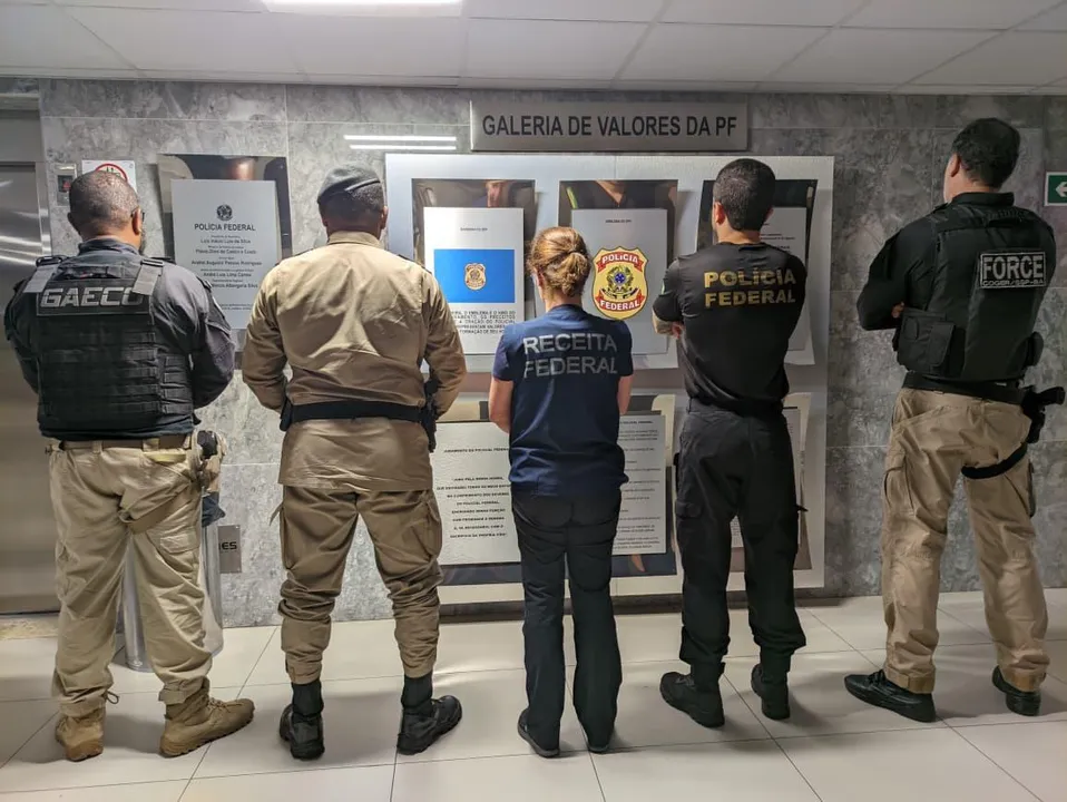 Agentes cumpriram mandados durante a Operação Estado Anômico