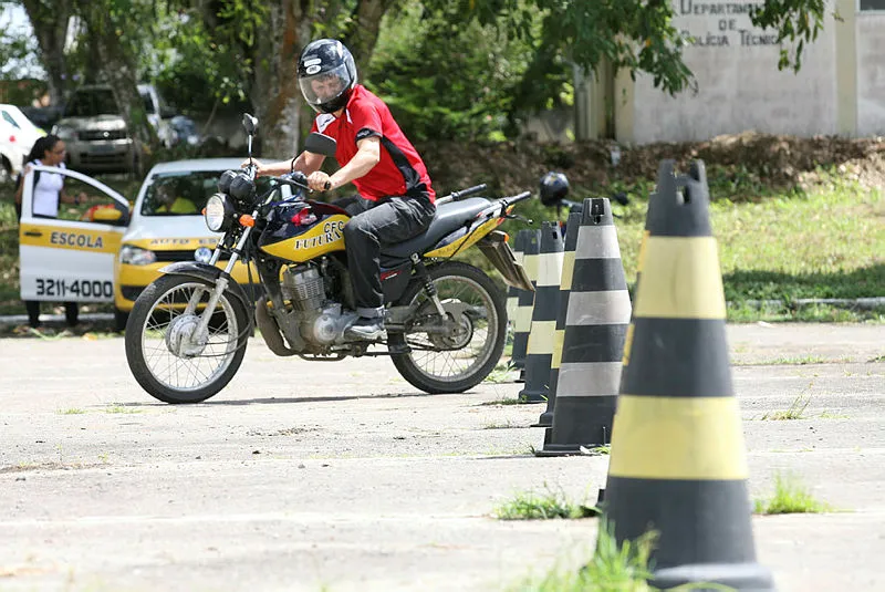 Brasileiros precisam trabalhar por até 8 meses para pagar primeira CNH