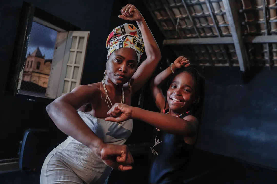 Gisele Soares ensinou a filha Ayomí Zuhri, de 9 anos, a amar a própria história