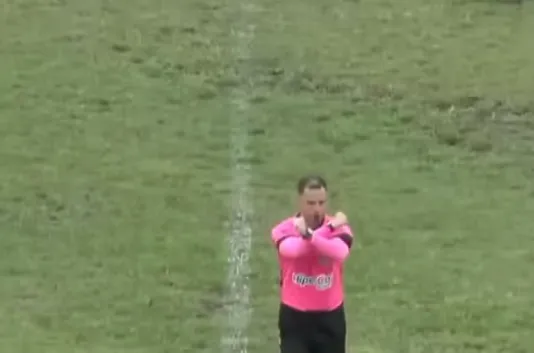 Árbitro aciona protocolo antirracista em jogo sub-12