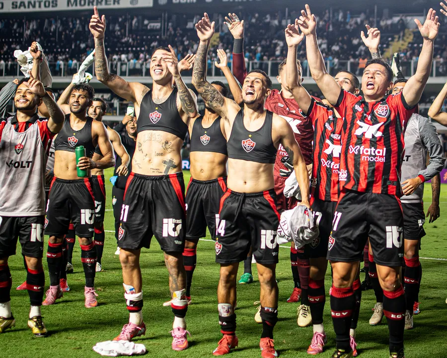 Jogadores do Vitória comemoram resultado histórico diante do Santos na Vila Belmiro