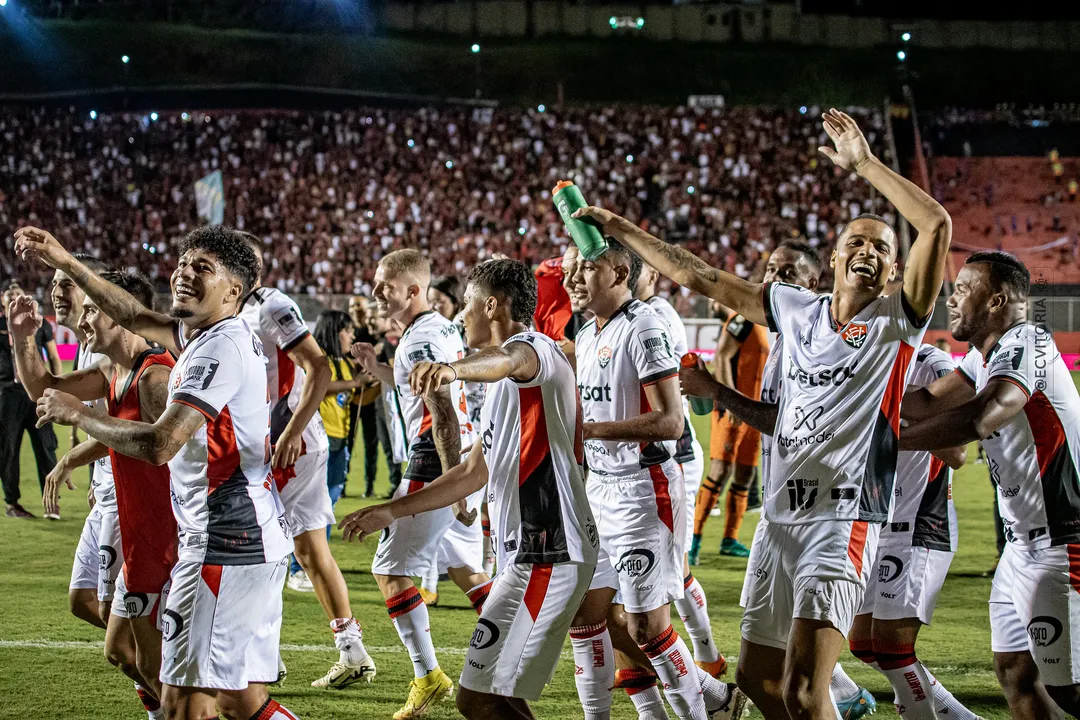 Jogadores do Vitória comemoram a permanência na Série A garantida na 36ª rodada em 2024