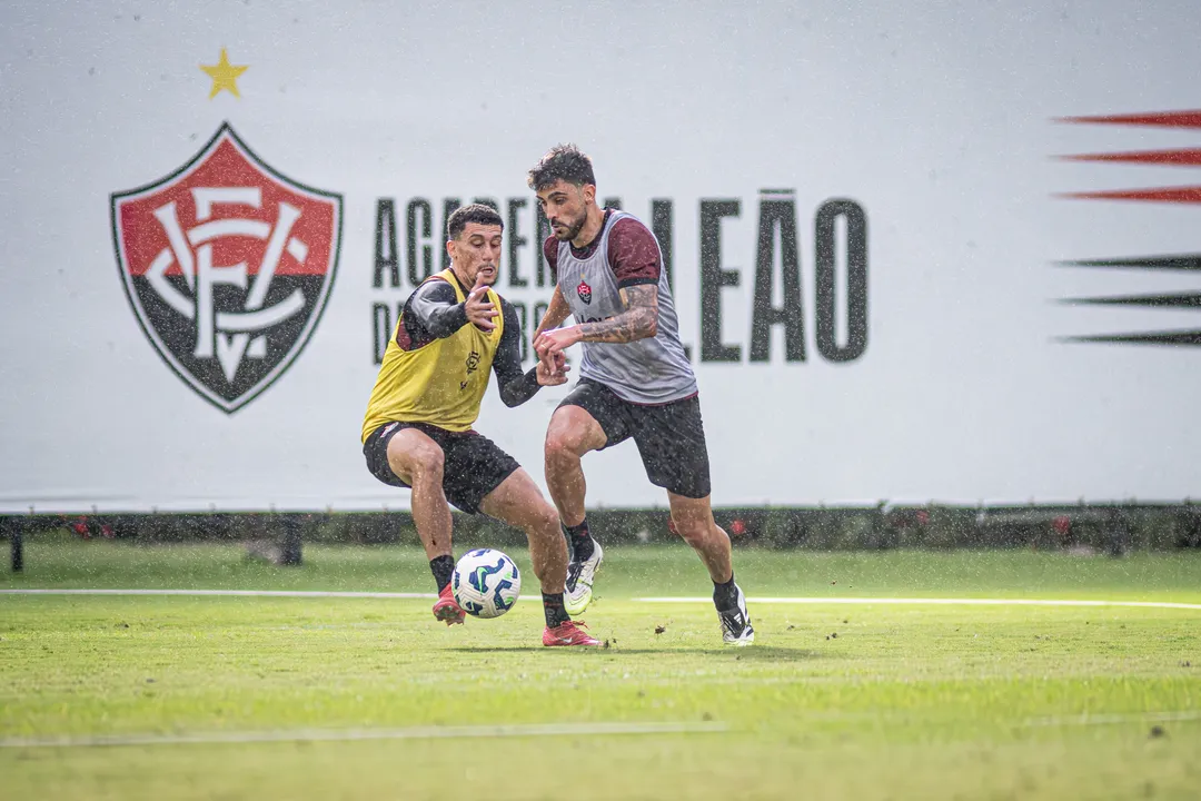 Baralhas e Rúben Ismael durante treino do Vitória