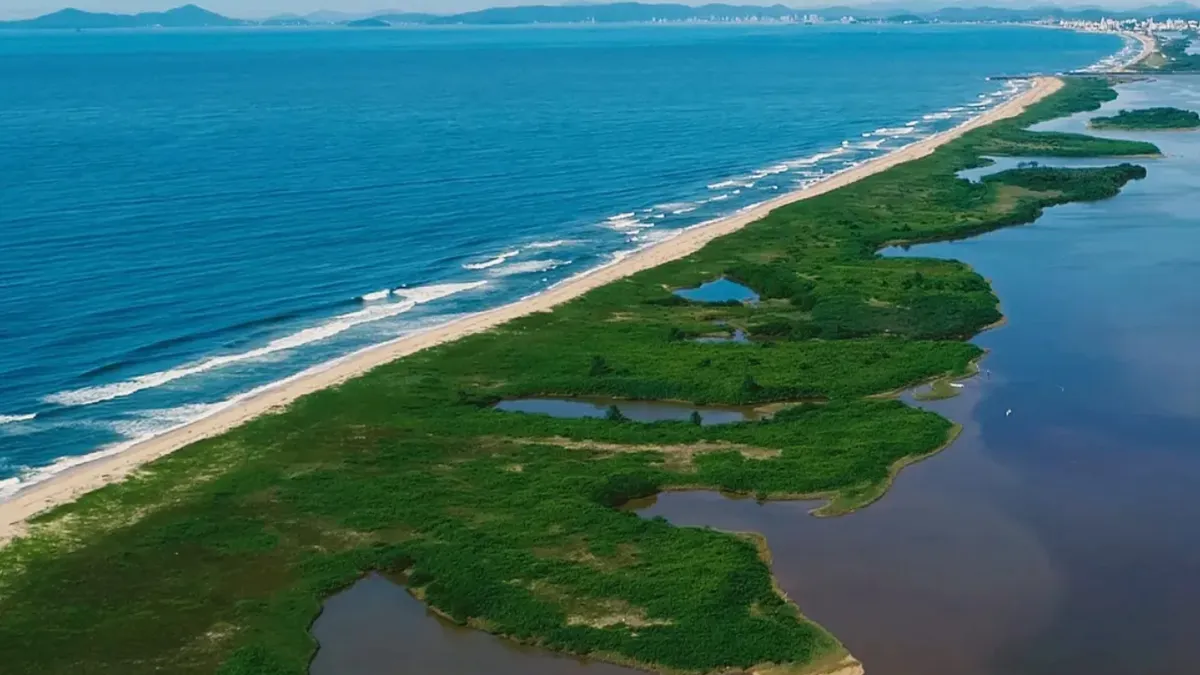 Praia na cidade de Araquari