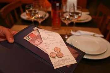 Texto detalha ainda que o descumprimento da medida sujeitará os estabelecimentos às sanções