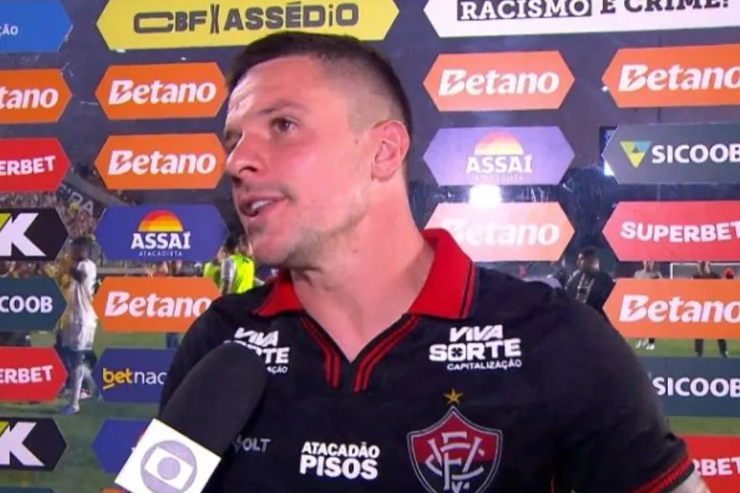 Renato Kayzer, atacante do Vitória, fez duras críticas à arbitragem após a derrota para o Vasco