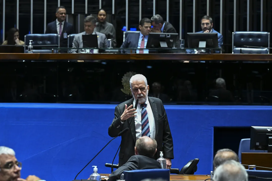 Senador Jaques Wagner no plenário do Congresso