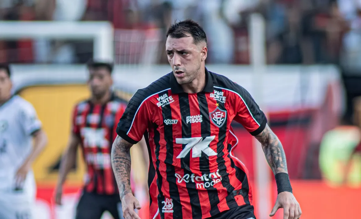 Aitor Canatalapiedra em campo pelo Vitória