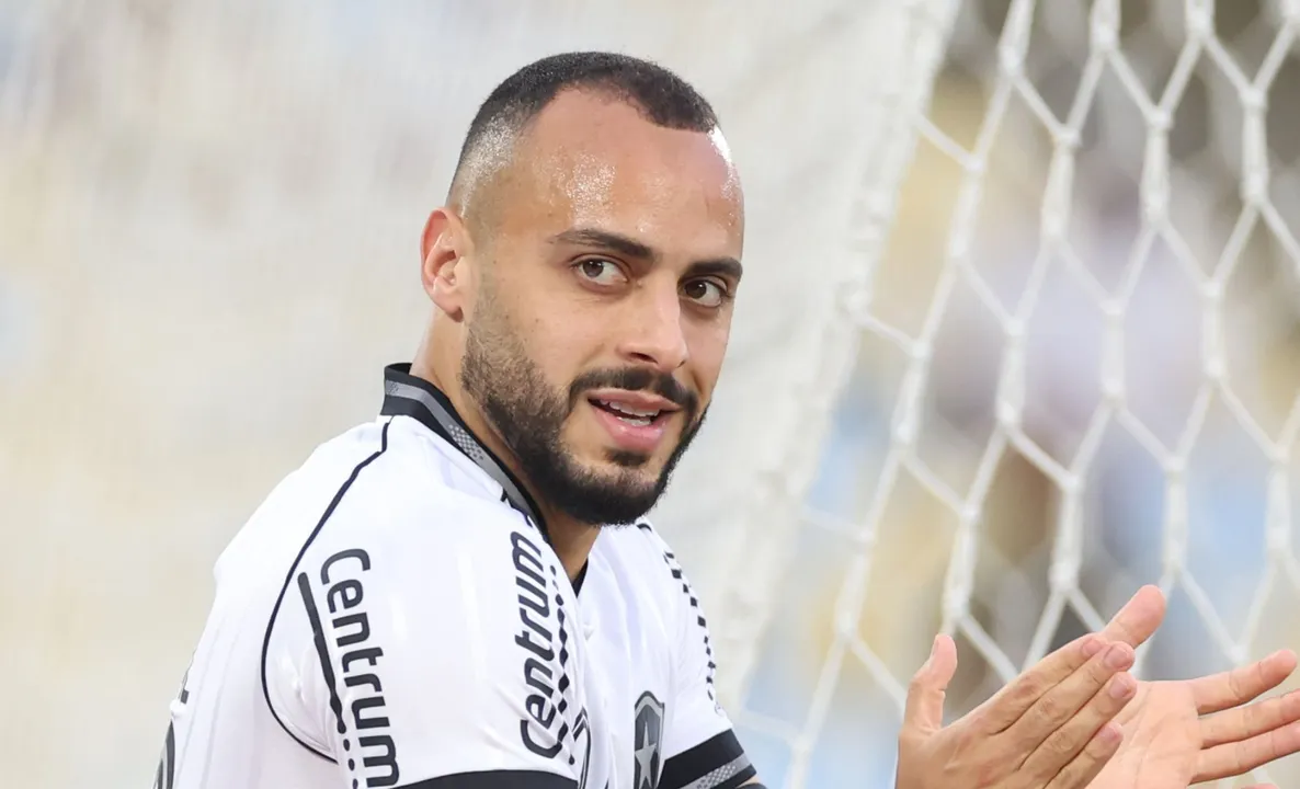 Arthur Cabral em campo pelo Botafogo no Maracanã
