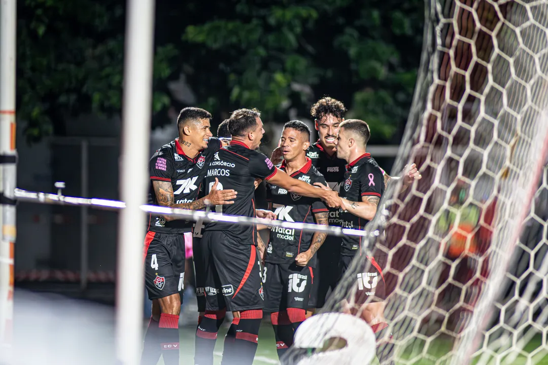 Veja a combinação de resultados que ajudou o Vitória na briga contra o Z-4 após vencer o Ceará. A distância para o 16º colocado, Santos, agora é de apenas três pontos.