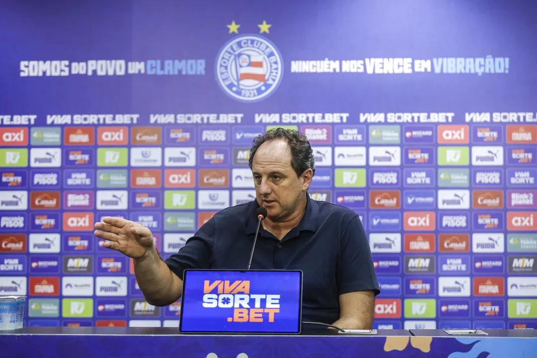 Gramado da Fonte Nova vira polêmica após Bahia x Palmeiras. Abel Ferreira critica campo "pintado" e culpa por lesões; Rogério Ceni ironiza. Entenda a briga.
