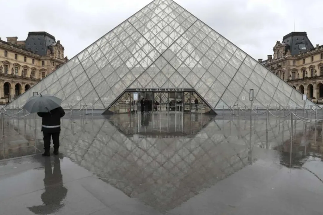 Entrada do Museu do Louvre, em Paris