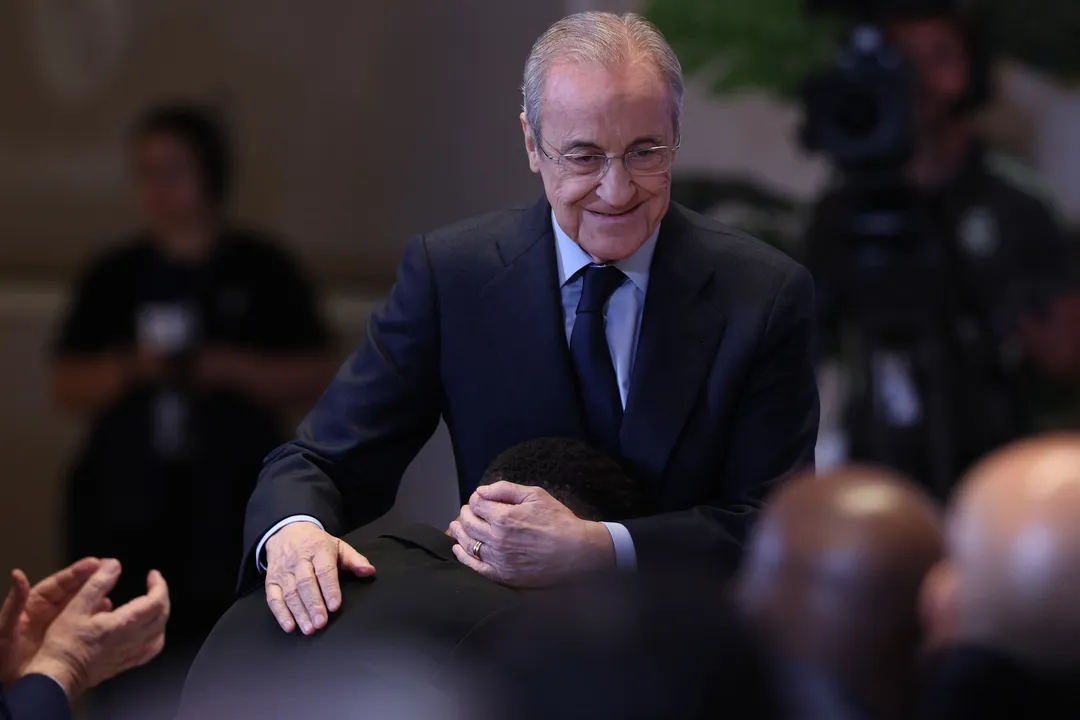 O Real Madrid anunciou a intenção de permitir um investidor minoritário de 5%, mantendo o controle nas mãos dos sócios. Florentino Pérez garante proteção contra influências externas e reforça que o clube seguirá como associação